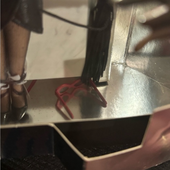 Mattel Disney: 101 Dalmatians - Cruella de Vil Doll (16295) - Picture 5 of 10